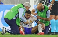Mbappe bị gãy mũi phải phẫu thuật khẩn cấp, có thể bỏ lỡ toàn bộ Euro 2024