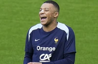 Chùm ảnh Mbappe trở lại tập luyện với chiếc mũi bị gãy