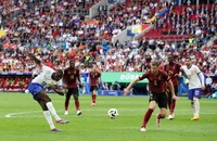 Đội tuyển Pháp vào tứ kết Euro 2024 nhờ tình huống phản lưới nhà