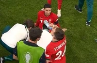 Ronaldo được 2 nhân viên mát xa và bình luận gây sốc của huyền thoại tuyển Anh