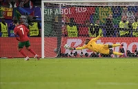 Người hâm mộ đòi công lý, yêu cầu Ronaldo đá lại quả phạt đền phạm luật