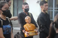 Người dân mang di ảnh, tượng, thơ đến viếng Tổng Bí thư Nguyễn Phú Trọng