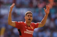 Cựu sao MU Varane bất ngờ ký hợp đồng với CLB vô danh