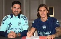 Arsenal công bố bản hợp đồng bom tấn đầu tiên
