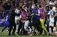 Ẩu đả dữ dội giữa Pháp và Argentina tại Olympic