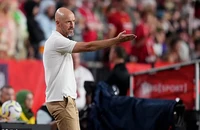 Ten Hag than trời vì MU phung phí