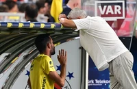 Mourinho gặp rắc rối chỉ sau 20 phút đầu tiên ở Super Lig