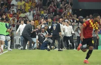 Mourinho chứng kiến cảnh tượng kinh hoàng ở Fenerbahce