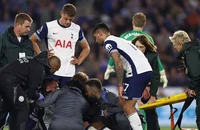 Ngôi sao của Tottenham phải thở oxy