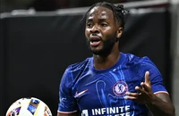 Chelsea mắc sai lầm ngớ ngẩn với Sterling
