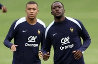 Mbappe tuyên bố không quan tâm việc bị fan Pháp la ó