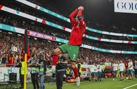 Ronaldo xin ngồi dự bị ở tuyển Bồ Đào Nha