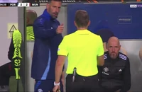 Phản ứng mỉa mai của Nistelrooy khi bị trọng tài rút thẻ vàng nhận 'mưa lời khen'