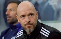 Ten Hag khiến fan MU xấu hổ vì “việt vị”