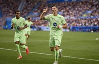 Lewandowski lập hat-trick, Barca thắng dễ trước Alaves
