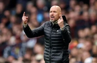 Ten Hag chịu cú sốc 3 lần ở MU
