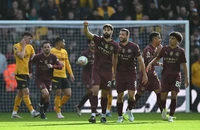 Man City ngược dòng phút bù giờ, lên đỉnh Premier League