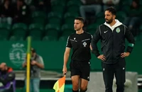 Van Nistelrooy "cầm trịch", Amorim chần chừ: Ghế nóng MU vẫn nóng!