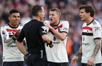Premier League 'làm ngơ' trước chỉ trích, trọng tài gây tranh cãi vẫn 'vô tư' cầm còi