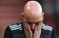 Ten Hag hoàn toàn suy sụp vì bị MU sa thải