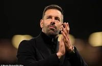 Nistelrooy kiểm tra điện thoại, hồi hộp chờ Amorim nhắn tin