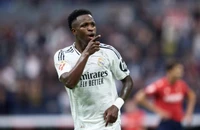 Vinicius lập hat-trick, Real Madrid vùi dập Osasuna