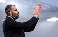 Van Nistelrooy bị chế giễu vì lời chia tay MU đầy cảm xúc