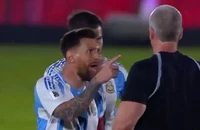 Messi tức giận đối đầu với trọng tài ‘hèn nhát’