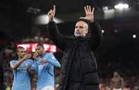 Lý do Pep Guardiola giơ 6 ngón tay trong trận Man City thua Liverpool