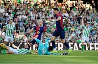 Barca bị Betis cầm hòa trong ngày HLV Hansi Flick bị thẻ đỏ