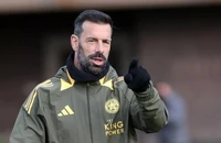 Van Nistelrooy muốn mua ngôi sao của MU, lên tiếng tổn thương vì bị Amorim loại bỏ