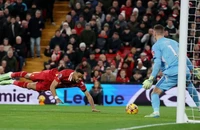 Liverpool hòa may mắn, Arsenal gây thất vọng