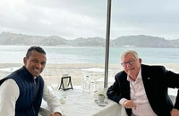 Sir Alex Ferguson hội ngộ với cựu sao MU vừa giải nghệ
