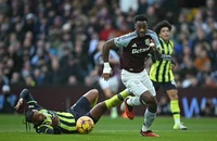 Man City thất bại tại Villa Park