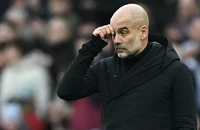 Đêm giáng sinh ngủ lại trên sân tập của Man City