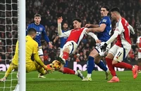 Arsenal vươn lên trên bảng xếp hạng Premier League