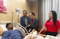Nguyễn Xuân Son bị gãy cả 2 xương ở ống chân phải vẫn cười rất tươi