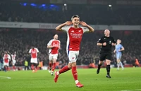 Arsenal lội ngược dòng trên sân nhà