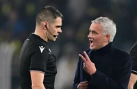Mourinho chỉ trích trọng tài nổi tiếng vì 2 chiếc thẻ đỏ