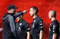Trọng tài Coote khóc lóc xin lỗi Klopp và Liverpool