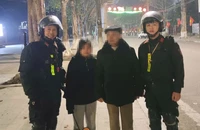 Công an giúp bé gái đi lạc trong đêm giao thừa tìm gia đình