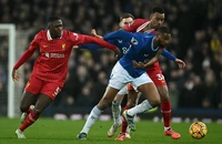 Liverpool bị chia điểm phút cuối trong trận cầu hỗn loạn