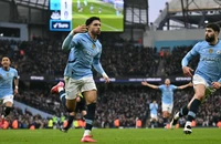 Tân binh lập hat-trick, Man City trở lại Top 4 Premier League