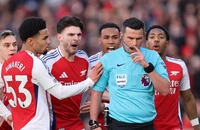 Arsenal bị FA trừng phạt