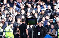 Tranh cãi dữ dội khi trọng tài bẻ còi trận MU thoát thua Everton