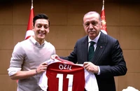 Ozil gây sốc khi thay đổi sự nghiệp