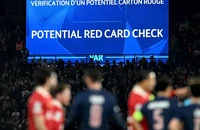 Liverpool thắng may mắn khó tin và 2 tranh cãi dữ dội về VAR