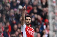 Thắng Chelsea, Arsenal níu giữ hi vọng vô địch Premier League
