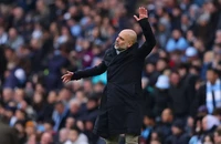 Pep Guardiola giải thích về quyết định kỳ lạ, tức giận với trọng tài