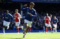 Arsenal chia điểm trước Everton